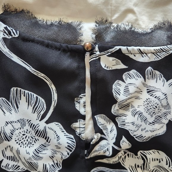 Who What Wear - Black Sleeveless Blouse with White Floral Print - Small - Picture 4 of 5